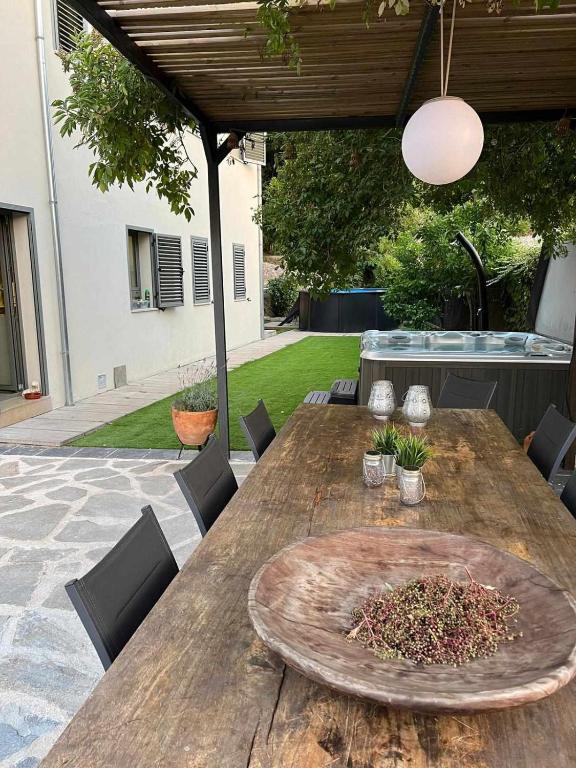 Vonkajšia záhrada v ubytovaní Villa Peralta Girona City w above ground Pool