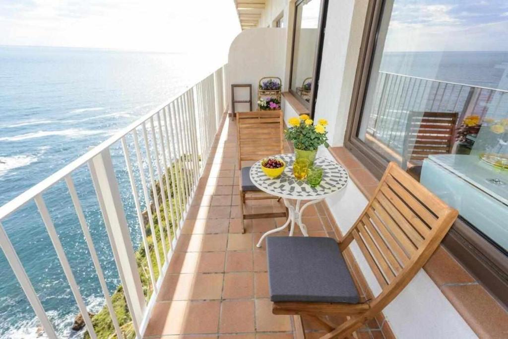 a balcony with a table and chairs and the ocean at CapSaSalBegur74 Terraza sobre Mar, Piscina del Mar in Begur