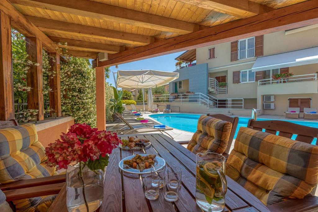 Bazén v ubytování Apartment Complex Irena with Pool nebo v jeho okolí