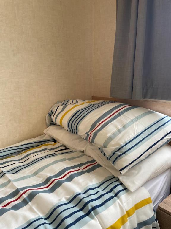 Una cama con dos almohadas encima. en Bosuns Reach, en Cockwood