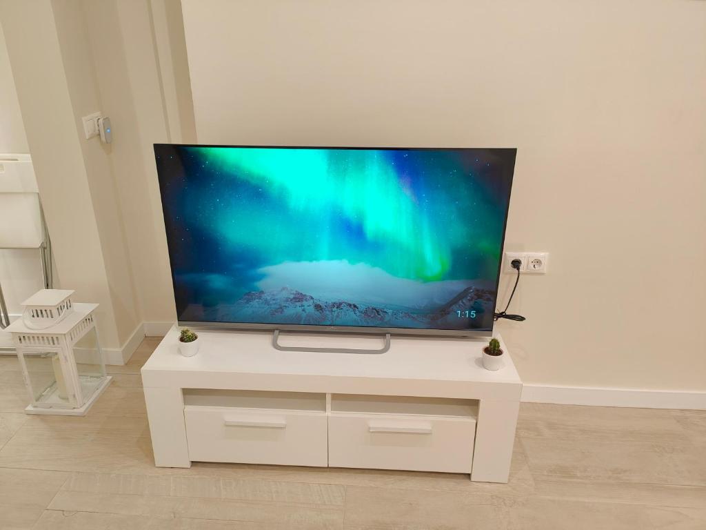 Televízia a/alebo spoločenská miestnosť v ubytovaní Coconut Begona Studio City Center BY NAMASTE ELITE