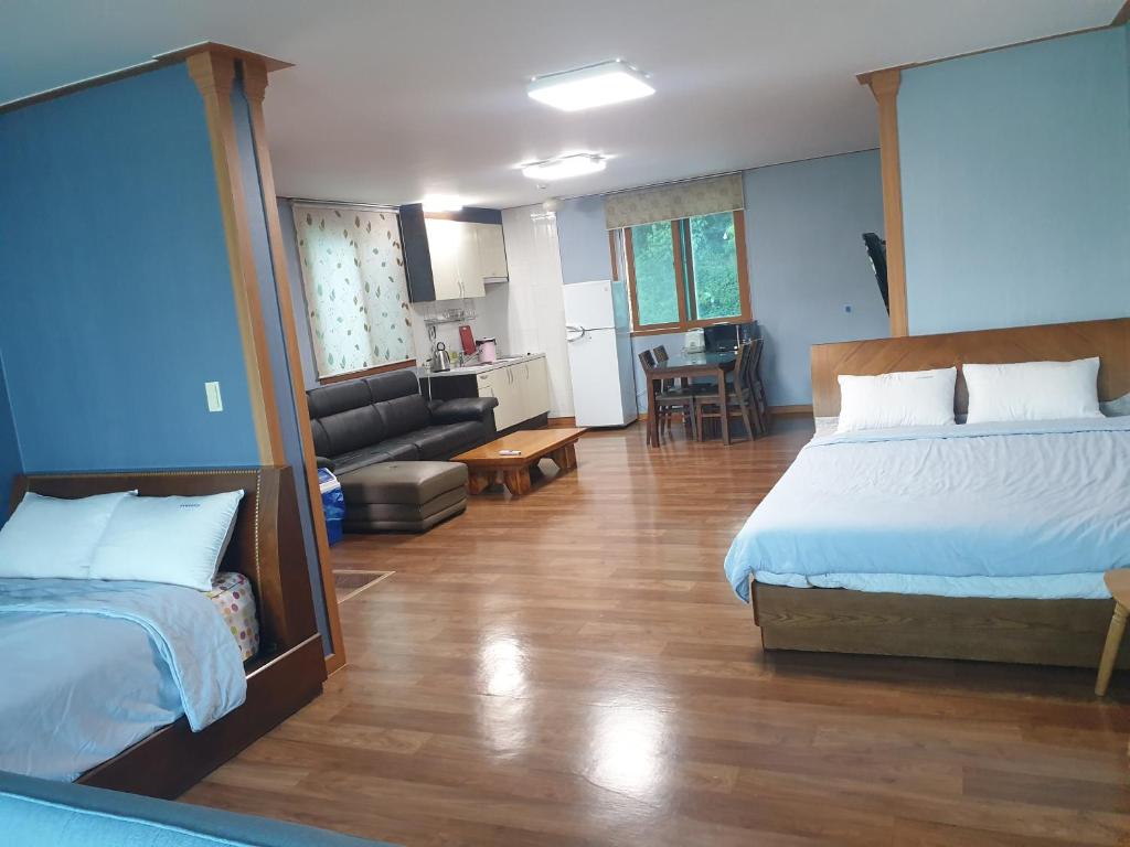 Postel nebo postele na pokoji v ubytování LaHoya Pension