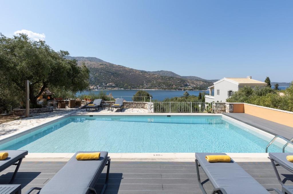 een zwembad met uitzicht op het water bij Villa Apanemia by Villa Plus in Kassiopi