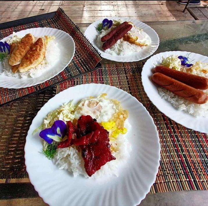 quatre plaques en papier contenant différents types de denrées alimentaires dans l'établissement Casa De Cortijo Family Room, à Pagbilao