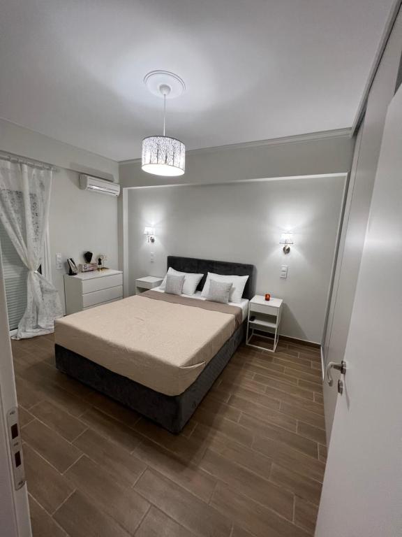 una camera con letto e lampadario a braccio di Ruby’s Apartment 5 min to the sea a Vari