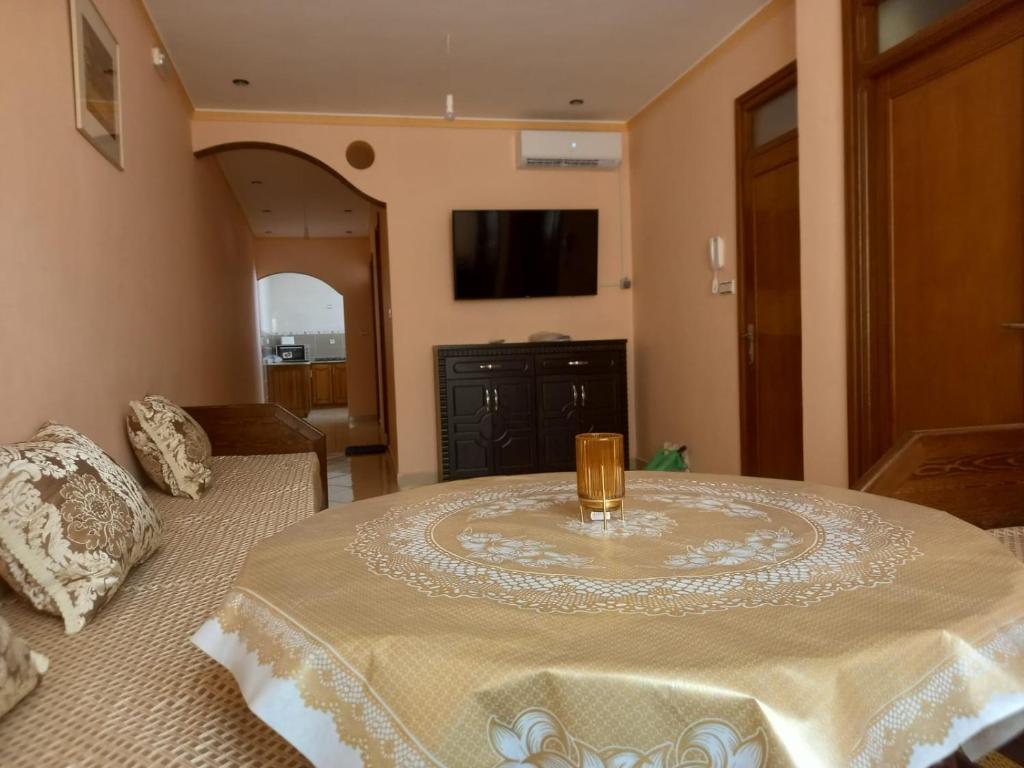 TV a/nebo společenská místnost v ubytování Nieuwbouw appartementen al hoceima