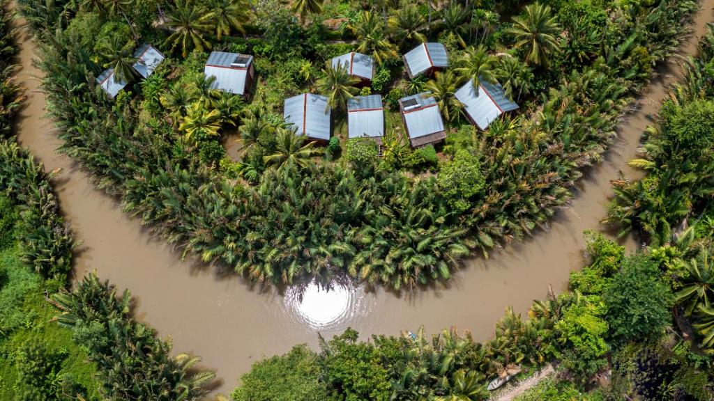 eine Luftansicht auf einen Fluss mit Bäumen und Häusern in der Unterkunft Ben Tre Farm Stay in Ben Tre