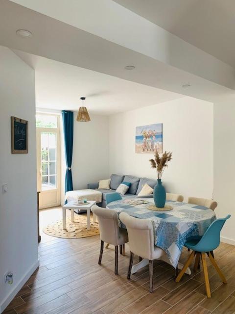 un salon avec une table et un canapé dans l'établissement Centre ville (1) : superbe appartement climatisé, à La Flèche