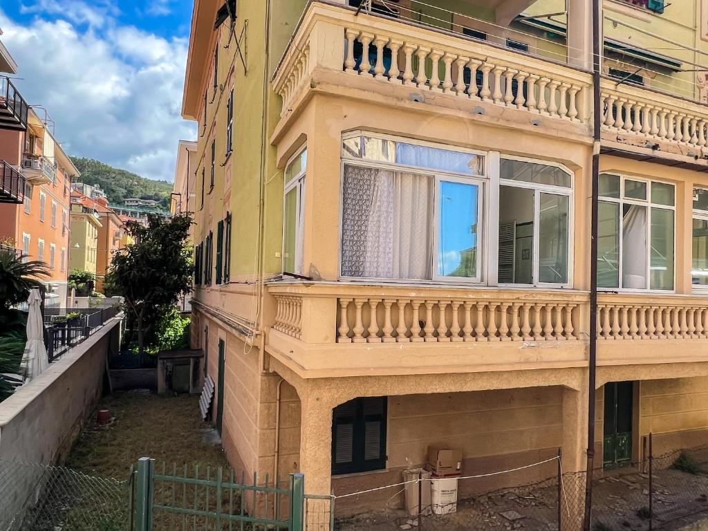 budynek z balkonem na boku w obiekcie Grande appartamento in zona tranquilla w mieście Varazze