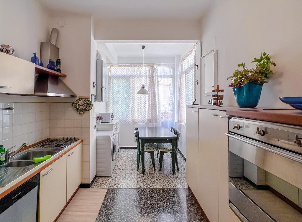 Kuchnia lub aneks kuchenny w obiekcie Grande appartamento in zona tranquilla