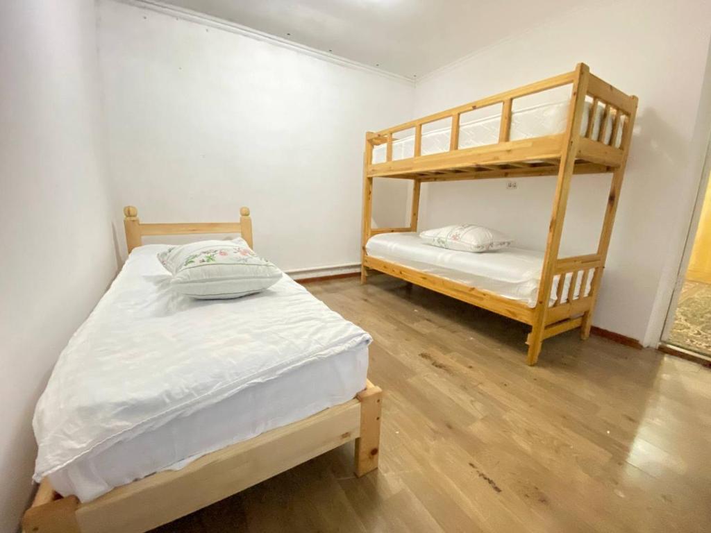 1 Schlafzimmer mit 2 Etagenbetten in einem Zimmer in der Unterkunft Rozalinda Guesthouse in Naryn