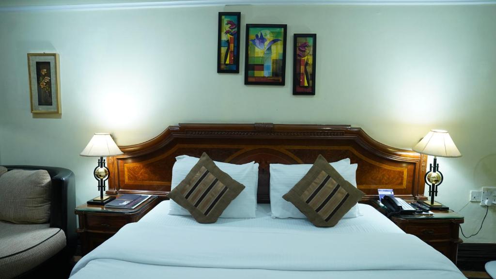 Postel nebo postele na pokoji v ubytování Hotel Empires