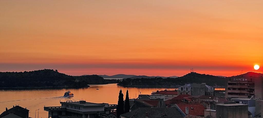 widok na rzekę o zachodzie słońca z miastem w obiekcie My little paradise Šibenik w Szybeniku