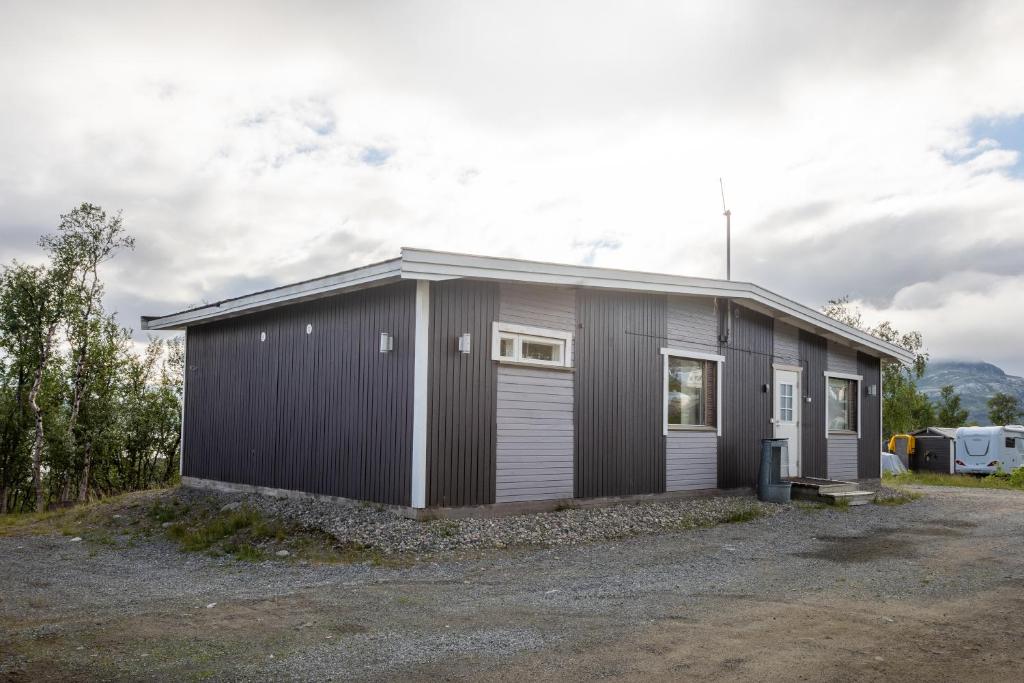 un petit bâtiment métallique avec un garage dans l'établissement Villa Saananjuuri, à Kilpisjärvi