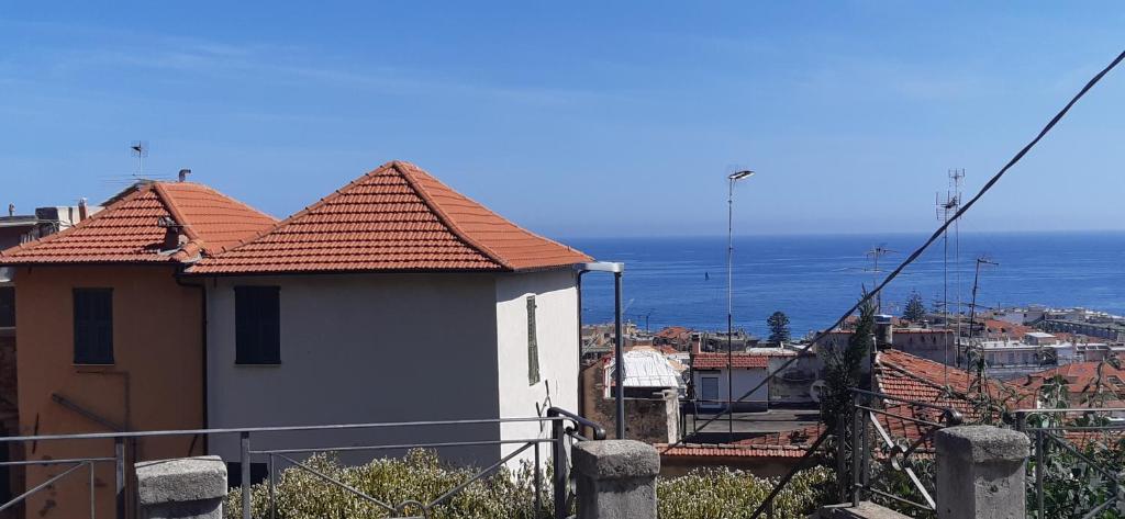 een gebouw met uitzicht op een stad en de oceaan bij sanremo vista mare in Sanremo