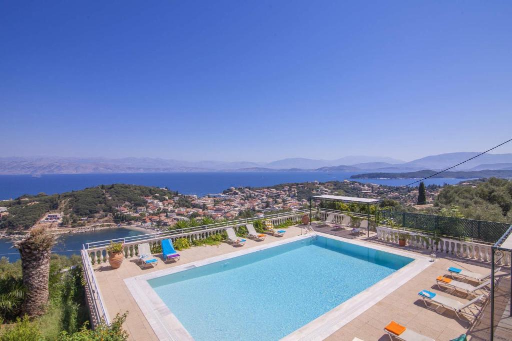 Výhled na bazén z ubytování Villa Agathi by Villa Plus nebo okolí