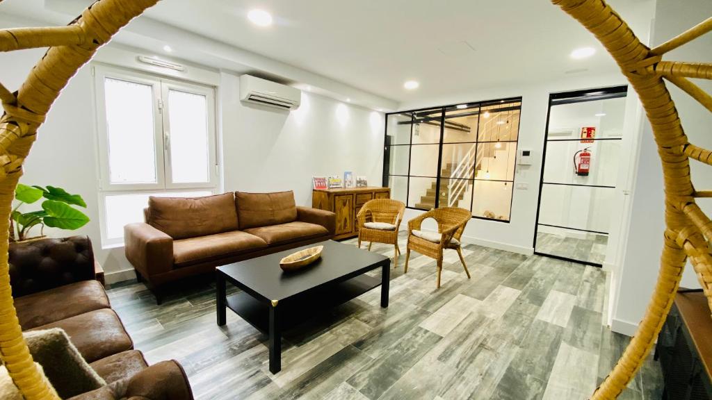uma sala de estar com um sofá e uma mesa em Centrally located duplex: Madrid Río-Palacio Real LINNEO em Madri