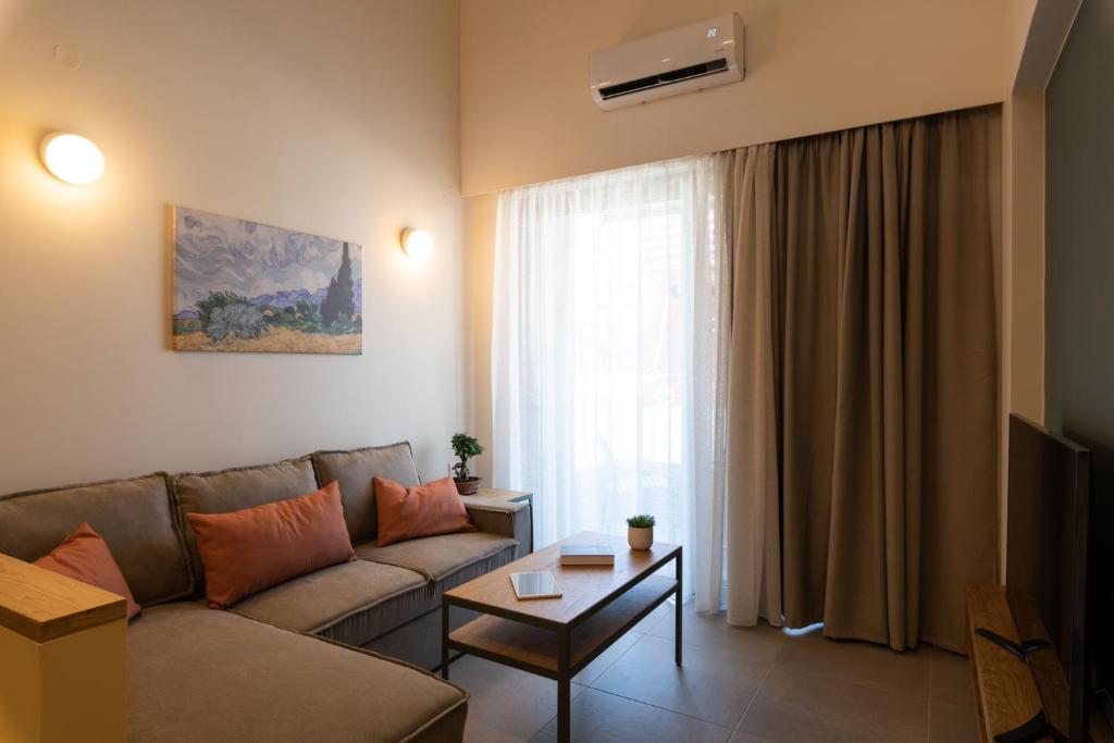 salon z kanapą i stołem w obiekcie Dimitra Central Apts w Chanii