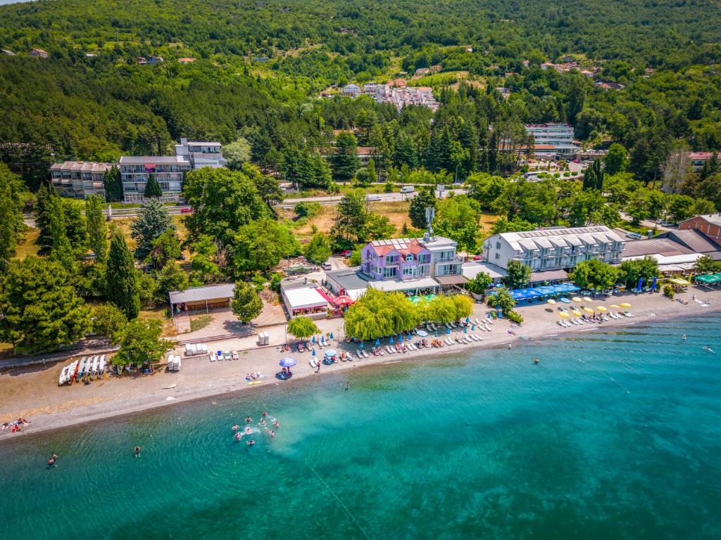 una vista aérea de una playa con un complejo en Villa Swiss, en Ohrid