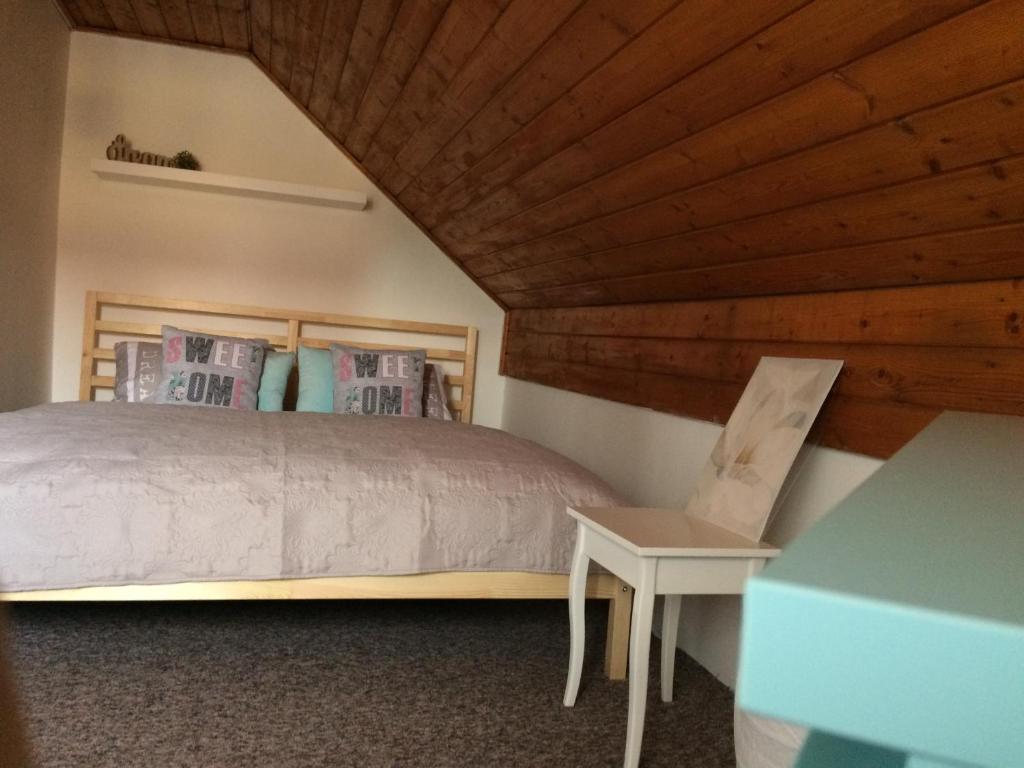 Giường trong phòng chung tại Domeček u Marcelky