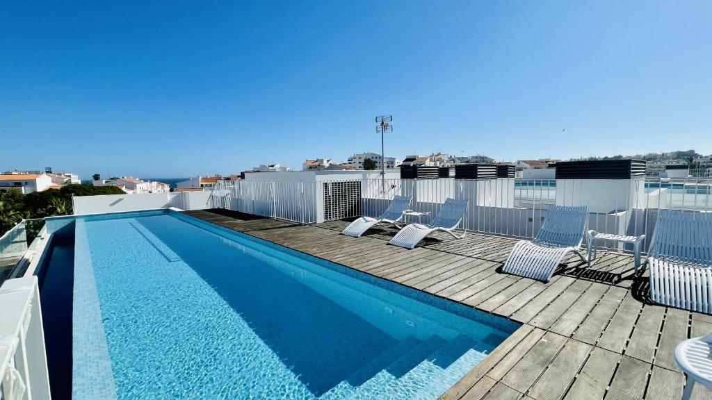 阿爾布費拉的住宿－Prime by Check-in Portugal，建筑物屋顶上的游泳池