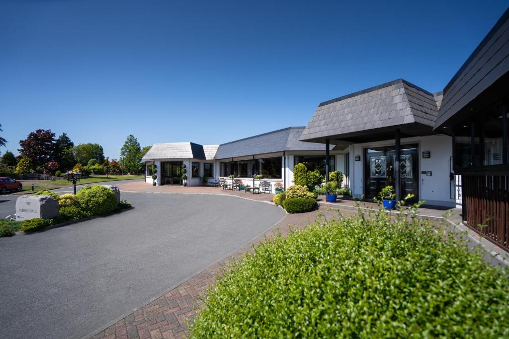 un edificio con una entrada delante de él en Burrendale Hotel Country Club & Spa en Newcastle