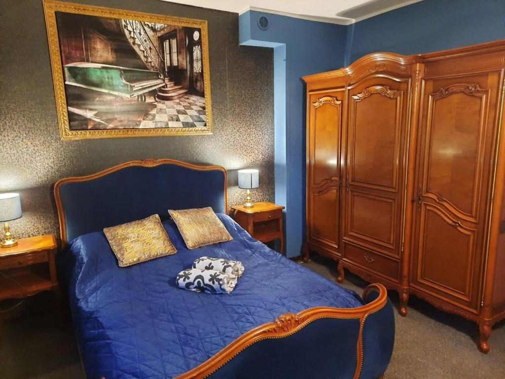- une chambre dotée d'un lit bleu et d'une peinture murale dans l'établissement Toporzanka, 