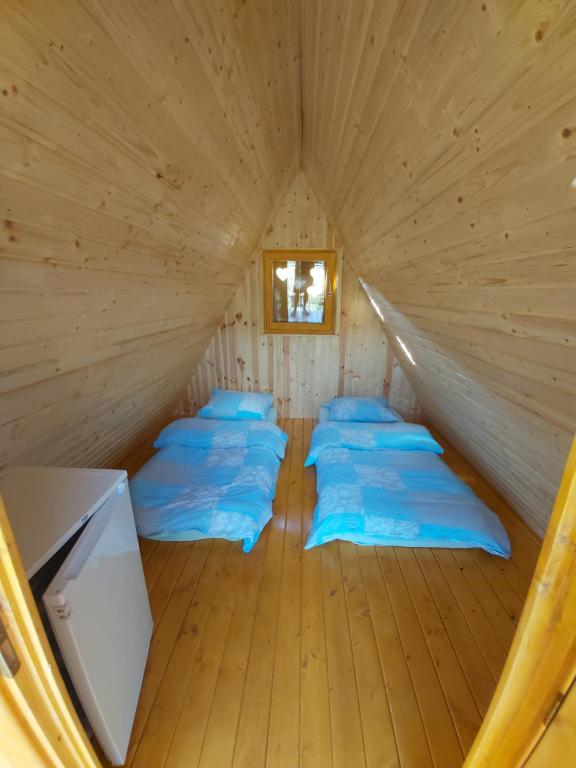 Postel nebo postele na pokoji v ubytování GLAMPING HIŠKe PETRIN