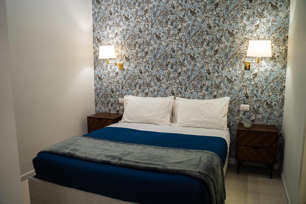 A bed or beds in a room at MATE' APARTMENTS - FREE WIFI & AIR CONDITIONAL - Molfetta, Puglia, Italy