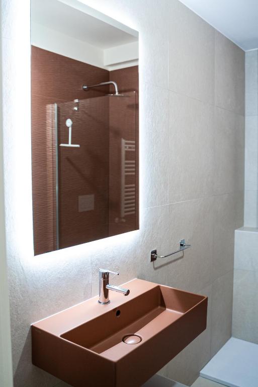A bathroom at MATE' APARTMENTS - FREE WIFI & AIR CONDITIONAL - Molfetta, Puglia, Italy