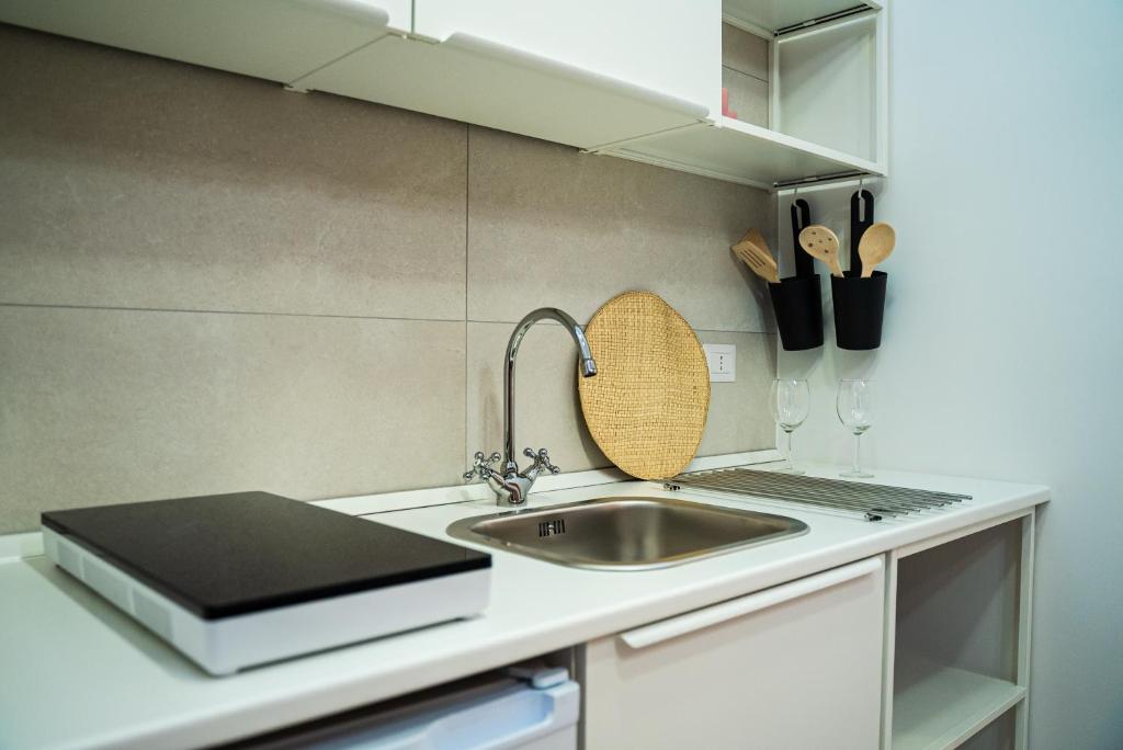 A kitchen or kitchenette at MATE' APARTMENTS - FREE WIFI & AIR CONDITIONAL - Molfetta, Puglia, Italy