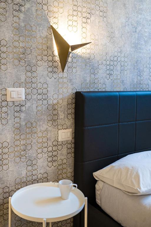 A bed or beds in a room at MATE' APARTMENTS - FREE WIFI & AIR CONDITIONAL - Molfetta, Puglia, Italy