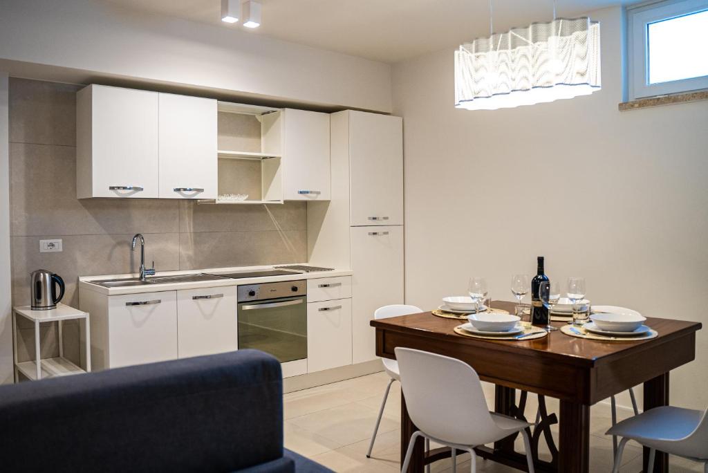 A kitchen or kitchenette at MATE' APARTMENTS - FREE WIFI & AIR CONDITIONAL - Molfetta, Puglia, Italy
