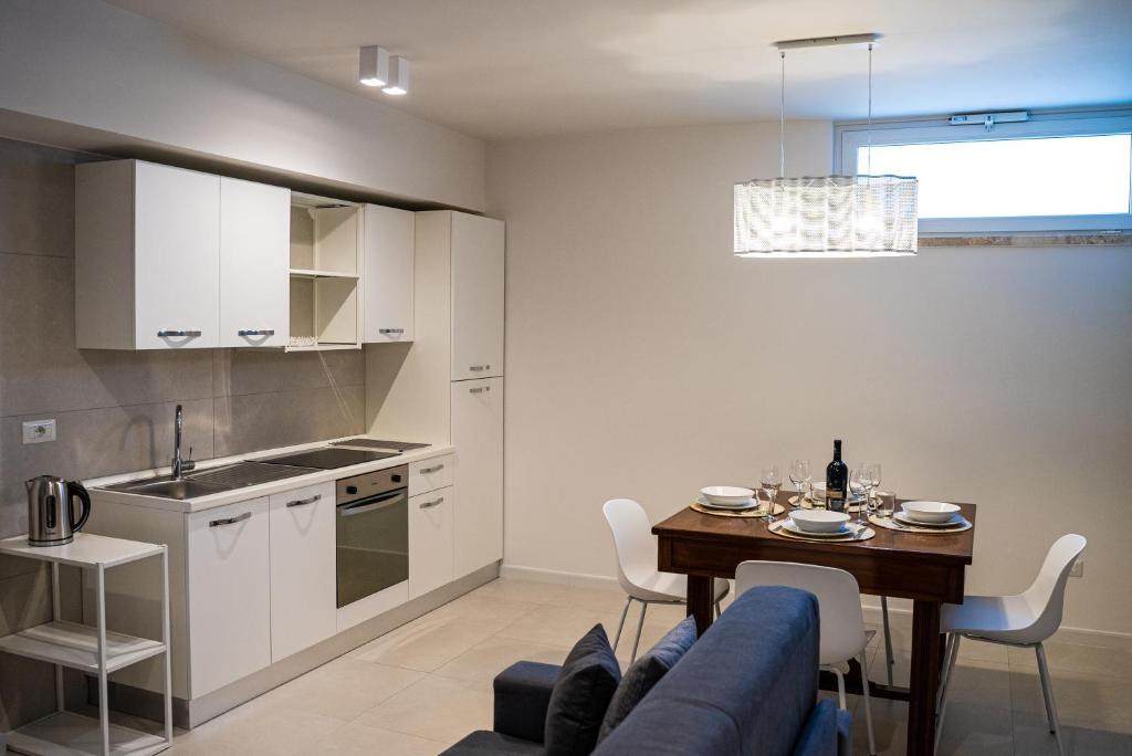 A kitchen or kitchenette at MATE' APARTMENTS - FREE WIFI & AIR CONDITIONAL - Molfetta, Puglia, Italy