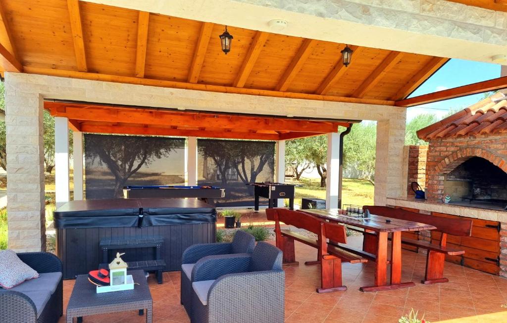 Posezení v ubytování Villa Lorema-pet friendly on 5000 sqm garden,pool, jacuzzi, billiard&PS5