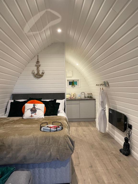 Postel nebo postele na pokoji v ubytování Paddock Pod - Sleeps 4 & Roofed Over Private Hot Tub & NEW SAUNA