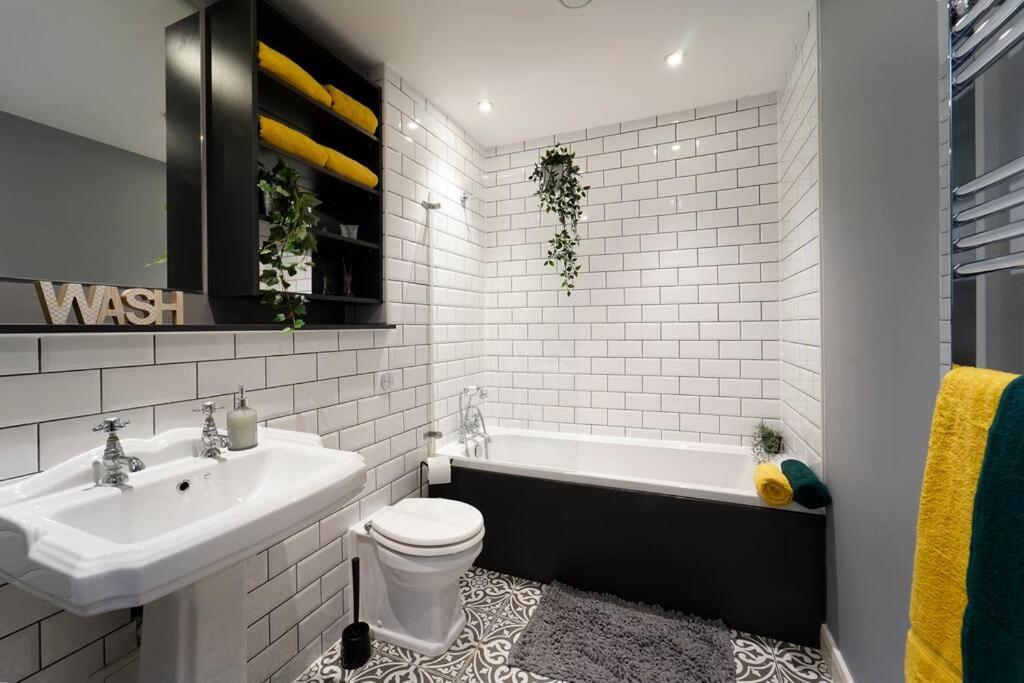 Koupelna v ubytování Spacious 2 bedroom city centre apartment
