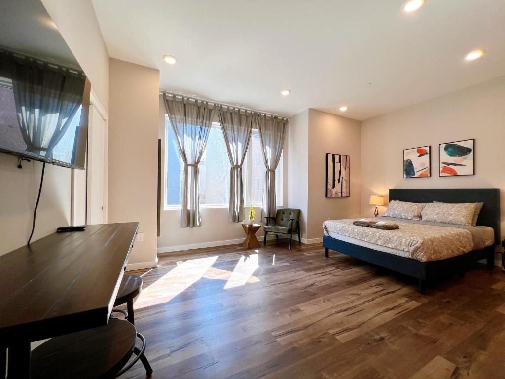 Stay at Luna on Ridge Ave - Deluxe Apartment