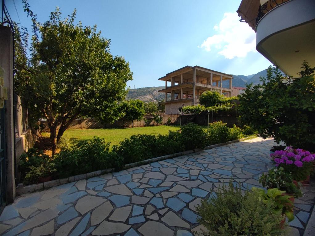 Cheerful 2 bedroom villa with free parking. - Imazhi 6