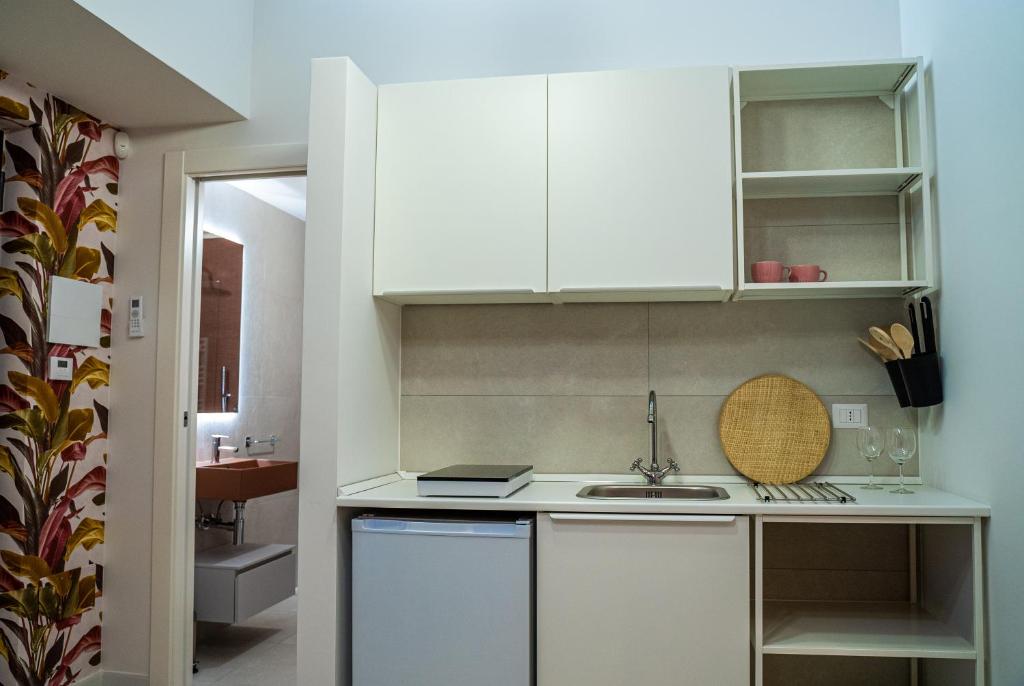 A kitchen or kitchenette at MATE' APARTMENTS - FREE WIFI & AIR CONDITIONAL - Molfetta, Puglia, Italy