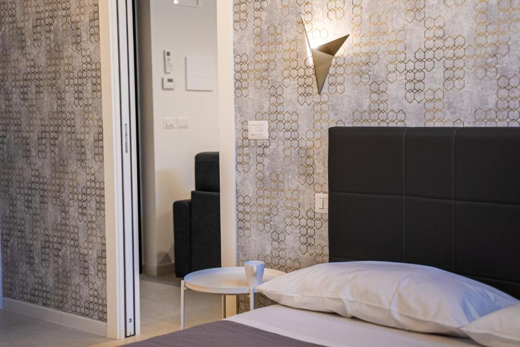 A bed or beds in a room at MATE' APARTMENTS - FREE WIFI & AIR CONDITIONAL - Molfetta, Puglia, Italy