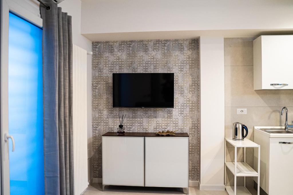 A kitchen or kitchenette at MATE' APARTMENTS - FREE WIFI & AIR CONDITIONAL - Molfetta, Puglia, Italy