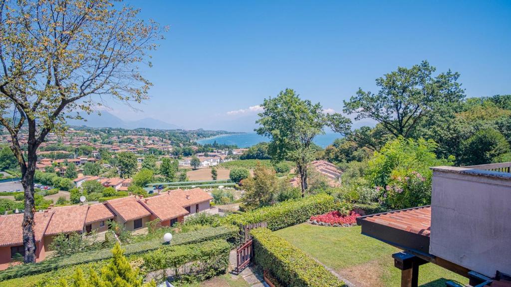 ariale Aussicht auf ein Haus mit Garten in der Unterkunft La Casa sulla Collina - Italian Homing in Padenghe sul Garda