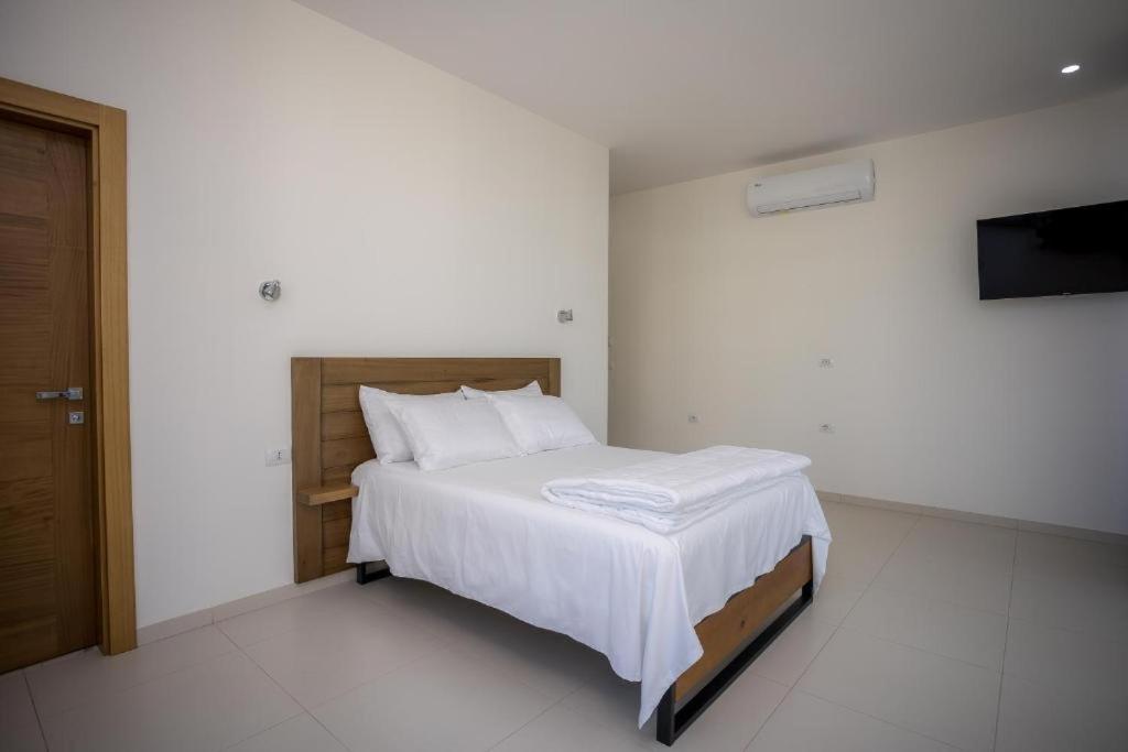 Postel nebo postele na pokoji v ubytování Sky Hotel