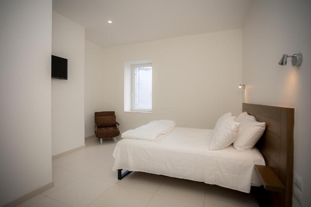 เตียงในห้องที่ Sky Hotel