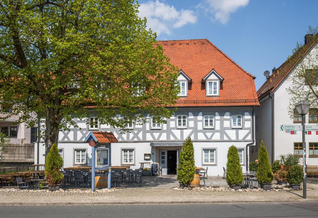 ein großes weißes Gebäude mit rotem Dach in der Unterkunft Hotel-Restaurant Heiligenstadter Hof in Heiligenstadt