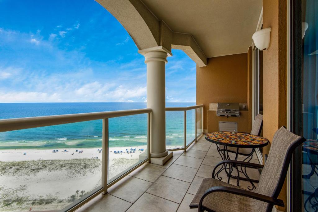 d'un balcon avec une table et des chaises donnant sur l'océan. dans l'établissement Portofino Tower 3-1808 Stunning Beachfront National Seashore Views, à Pensacola Beach