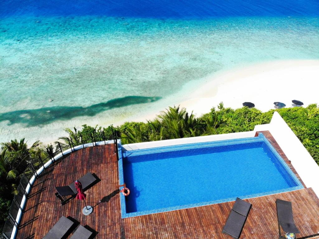 Bazén v ubytování Ranthari Hotel and Spa Ukulhas Maldives nebo v jeho okolí