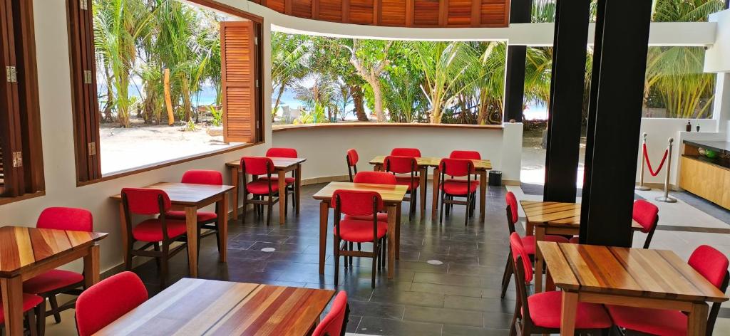 Restaurace v ubytování Ranthari Hotel and Spa Ukulhas Maldives