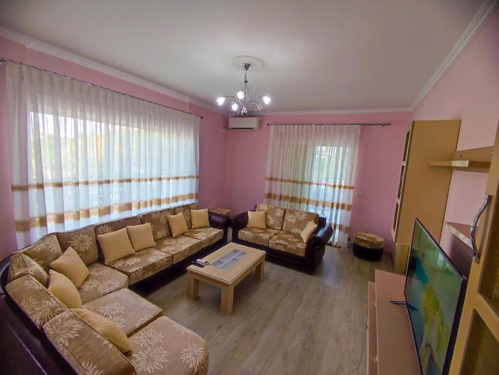 Cheerful 2 bedroom villa with free parking. - Imazhi 9